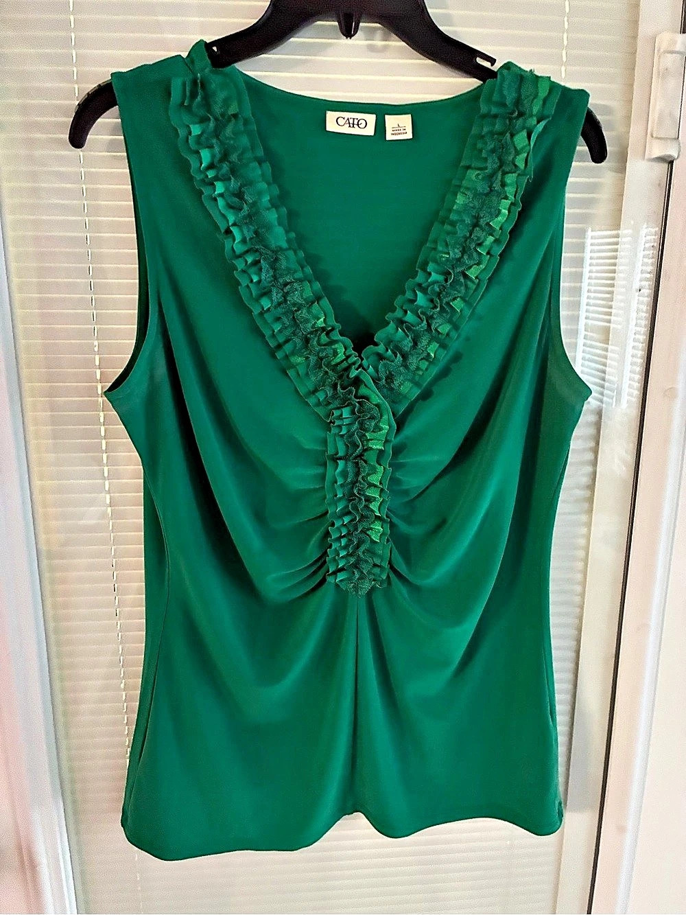 Cato Ruffled V-Neck Top in Green Size Large Like New